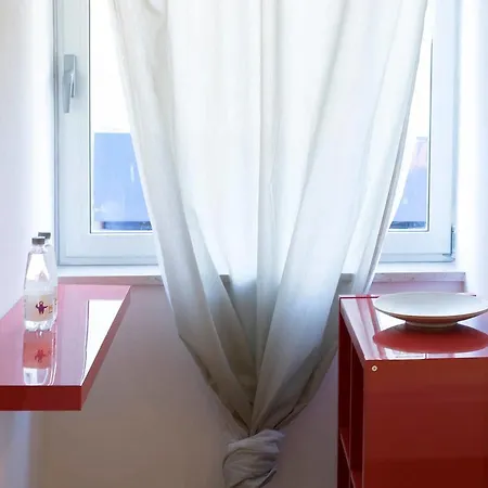 Hintown Red&White Studio Apartment Pisa